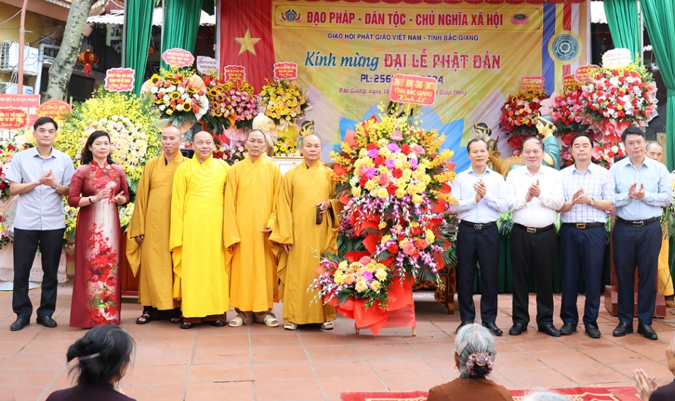 Phó Chủ tịch Thường trực UBND tỉnh Mai Sơn chúc mừng Đại lễ Phật đản Phật lịch 2568 - Dương lịch năm 2024|https://duongdaynong.bacgiang.gov.vn/web/guest/chi-tiet-tin-tuc/-/asset_publisher/St1DaeZNsp94/content/pho-chu-tich-thuong-truc-ubnd-tinh-mai-son-chuc-mung-ai-le-phat-an-phat-lich-2568-duong-lich-nam-2024